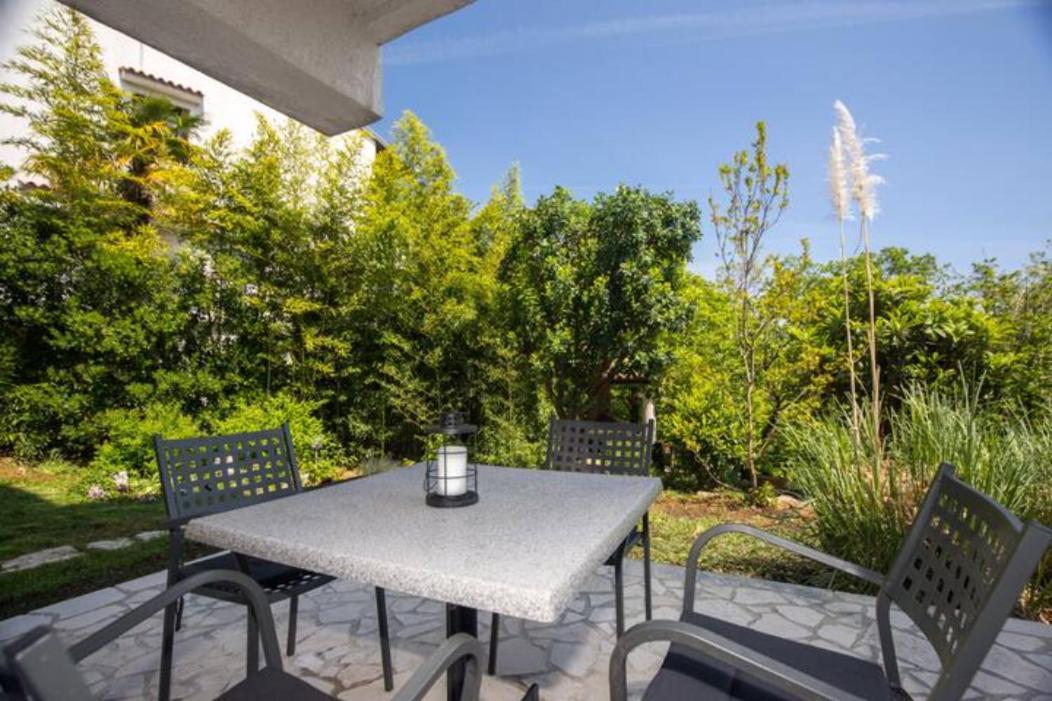 Secret Garden House Apartment Ловран Екстериор снимка